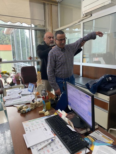 Son 21 yıl içinde Manisa'nın 17 ilçesinde 500 bine yakin hastaya dokunan 200 bin civarında ameliyat yapan , Gürhan Özcan gittiği her ilçede sevgi seli ile karşılanıyor