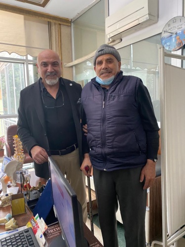 Karşılarında  Özcan'ın gören hastalar anlık şaşkınlık yaşadıktan sonra Özcan'a doyasıya kucaklıyorlar