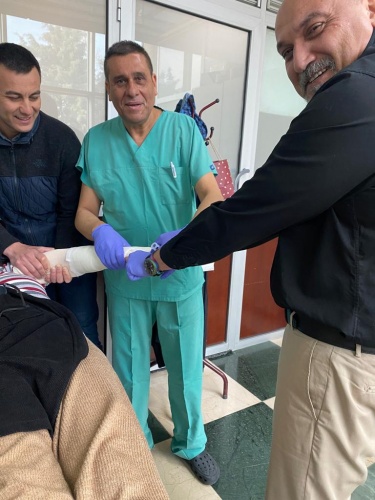 Hastaları Özcan'ı nasıl ağırlayacağı şaşırıyorlar.  Gürhan Özcan'ın milletvekilliği için ilçe ziyaretlerini dile getiriyor, hastaları ise hangi partiden olursa olsun direk Gürhan beye vereceklerini dile getiriyorlar.