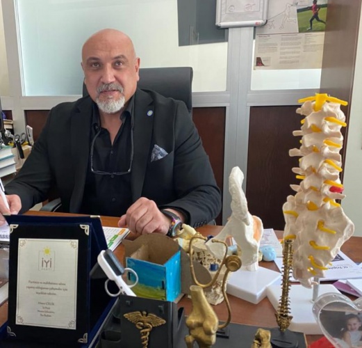 İyi parti 28. dönem milletvekili aday adayı op.dr Gürhan Özcan ( ortopedi ve travmatoloji uzmanı) bugüne kadar hekim kimliği ile çok tanınan, sevilen ve tercih edilen hekim iken , son haftalarda aday adayı olması ile yoğun bir ilgi ve gündem oldu. Op. Dr Özcan iyi Parti'ye iki yıl önce iyi parti grup başkanvekili İzmir milletvekili Müsavat Dervişin Manisa'da düzenlediği toplantıda rozet takarak iyi partili oldu. Sonrasında il istişare kuruluna seçilerek aktif olarak il ve ilçe teşkilatlarında görev aldı. Kısa sürede teşkilatlar tarafında sevilen Özcan , herkesin gönlüne girdi. Özcan 21 yıldır Manisa'da görev yapmakta bu süre zarfında 500 bine yakın hastaya dokundu, 200 bin civarında da ameliyat yaptı. Hastaları ile samimiyeti, diyalog, cana yakınlığı, hastaya değer vermesi gibi birçok özelliğinden dolayı  17 ilçede bilinir hatta başka illerden gelen sayısız hastaları vardır. Özcan için mesai diye bir kavram yok, sabah 7 den aksam 7 kadar hastanede mesai yapar, yatan hastaları için pazar günleri hastaneye gider , hastalara dokunur hatta pansumanlarının kendisi bizzat yapar. Bu kadar başarılı ve sevilen doktor siyasete girdikten sonra , hastalarına iyi parti rozeti ile karşılıyor, masasında da iyi Parti'nin plaketi duruyor. Doktor Gürhan bey , espri içinde diyor ki hastalarımı önce iyi ediyorum , sonrada tedavisini yapıp sapa sağlam gönderiyorum dedi. Bu kadar sevilen ve başarılı doktorun siyasette olması oldukça iyi olacaktır.