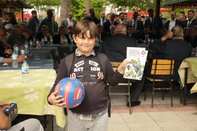 SARUHANLI'NIN MAHALLELERİ GEZİLDİ
Heyet daha sonra sırasıyla ilçe merkezindeki esnafı ziyaret etti, Uğur Mumcu Parkı'nda sivil toplum kuruluşlarıyla bir araya geldi. Ardından Mütevelli, Koldere, Gümülceli, İshakçelebi ve Azimli mahallesinde vatandaşlarla bir araya gelindi. Akşam saatlerinde ise Şehzadeler'e bağlı Karaağaçlı Mahallesi ziyaret edildi. MHP Manisa Milletvekili Adayı Ali Uçak, Saruhanlı'da vatandaşlara yönelik yaptığı konuşmada, bölgedeki en önemli geçim kaynağının tarım olduğunu, kendisinin de tarım sektörünün her aşamasında bulunan, sıkıntıları çok iyi bilen ve çözüm projeleri olan bir aday olduğunu vurguladı.

"SORUNLARI DA ÇÖZÜM YOLLARINI DA BİLİYORUM"
Tarımda mutlaka maliyetleri azaltıp, verimi artırmak gerektiğine ve bu konuda çok önemli hazırlıkları olduğuna işaret eden Uçak, "Bizim Manisa çiftçisi olarak temel hedefimiz daha az maliyet ve daha kaliteli ürün almak. Ben sizlerden biriyim, 40 yılı aşkın süredir tarım sektörünün her alanında bulundum. Sıkıntıları da, çözüm yollarını da çok iyi biliyorum. Bağcılığın ilacını, yaprağını, budamasını, gübresini, ne zaman ipe alınacağını, ne zaman budak olacağını, ne zaman yaprak alınacağını bilen bir insanım. Tarımın her şeyini biliyorum. İnşallah sizler MHP olarak bizi güçlü bir şekilde Meclis'e göndereceksiniz, biz de size her türlü hizmeti sağlayacağız" diye konuştu.