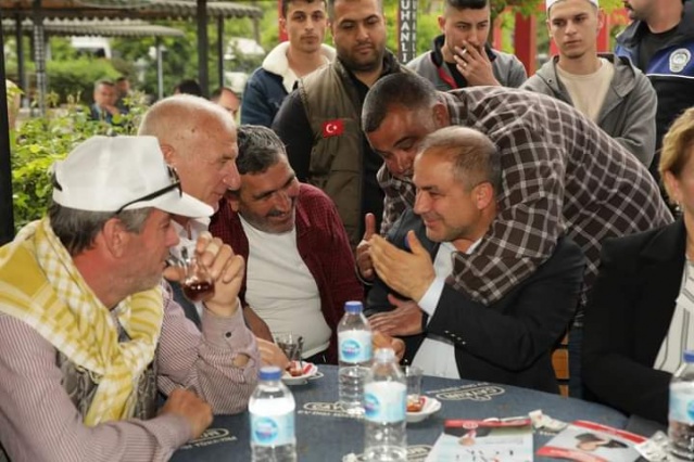 MHP Manisa Milletvekili Adayı Ali Uçak, il genelinde yürüttüğü seçim çalışmaları kapsamında ilçe ilçe, mahalle mahalle gezerek vatandaşlara projelerini anlatıyor. Manisalı çiftçinin kaderini değiştirecek projelere yoğunlaştıklarını vurgulayan Uçak, tarımda maliyetleri azaltıp verimi artıracaklarını vurguladı.