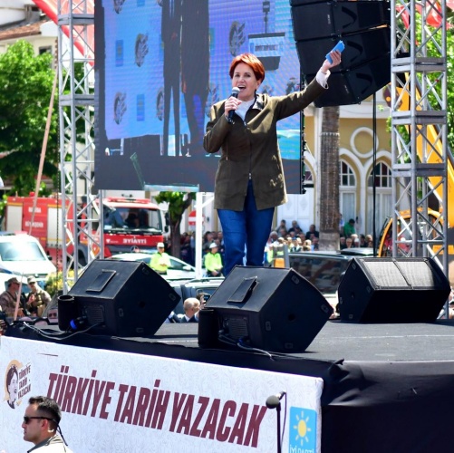 Soru şu: haram yiyen, kul hakkına el uzatan, 6 yaşındaki kızları evlendiren, çocuklara tecavüz eden, tacizde bulunulan bir dönemde, kadınlar öldürüldüğünde kıyafeti şöyle, burada neden bulundun denilen bir dönemde 82 puan alıp atanamayıp AK Parti’de dayısı olanların 52 puanla atandığı bir ülkede şöyle tek bir yüzükle başlayıp gemiciklerin dibine vurulmuş bir ülkede yahu arkadaş senin alnını neresi ter temiz. Sizin alınlarınız kapkara. Bir başkası var asayişimizden sorumlu. Adam erkek erkeğe evliliğe taktı. Şimdi biz kazanırsak erkekler erkeklerle evlenecekmiş. Komik olan başka bir şey daha var. Fantezide sınır yok, erkeklerle hayvanların evliliğini de serbest bırakacakmışız. Psikiyatristler bunları tedavi etmeli çünkü artık hiçbirinin cezai ehliyeti kalmadı. Bu ülkeyi yönetecek durumda değiller. Bir tanesi var yaşlı başlı bir ağabey. Kendisi başbakanlık da yaptı. İstiklal Marşı’nı kağıttan okudu, belki görememiştir. Ama bu meydanı şereflendiren sizlere işgalci dedi. Bu arkadaşımıza göre milletimizin bu bölümü işgalci. Onlar istiklal mücadelesi veriyormuş, kime karşılık?