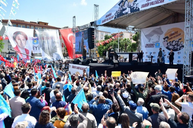 Son günlerde sosyal medya üzerinden ortaya atılan iddialara da değinen Akşener, “Buradan bir arkadaş Muhammet Yakut dedi. Şimdi bir de Ali Yeşildağ var. Yeşildağ ailesi sayın Erdoğan’ın çok yakınıdır, ben biliyorum. Hasan Yeşildağ ağabeyleri, Sayın Erdoğan cezaevine girdiği zaman şayet başına bir iş gelir diye onunla beraber cezaevine giren bir arkadaş. Şimdi Ali Yeşildağ bir açıklama yaptı. Antalya Havalimanı var. 3 milyar Euroya bir kankaya veriliyor. İşletmenin satışı. Başka bir firma 5 milyar euro veriyor ama onun dosyasından evrak çalınıyor öbürüne 3 milyar euroya veriliyor. Arada bir cebellezi durumu var. Ali Yeşildağ’ın deyimine göre 1 milyar dolarcık. Bu 1 milyar dolarcıkın onun deyimiyle Tayyip abi tarafından alındığı söyleniyor. Şimdi soru şu: Bu ülkenin parasının alınıp senin cebine atıldığına dair bir iddia var. Sen bizi mezara gömecek yerde arkadaş böyle bir iddianın doğru olmadığını anlatsana. Şimdi işinize geldi. Artık hayvan terli, yemez. 5 milyar euroya satılan yer, 3 milyar Euroya satılıyorsa 1 milyar Euro cebellezi. 3 milyar Euro yaptırılacak yer, 11 milyar dolara yaptırılıyorsa cebellezinin miktarı nedir? İşte 14 Mayıs günü buna karar vereceksiniz. Bu meydanı şereflendiren sizler. 14 Mayıs günü bu haremi düzeni ortadan kaldıracağız” diye konuştu.