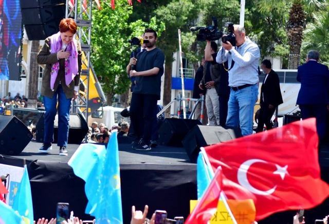 Akşener, “4 tane öğretmen şekli var. Devlet memurlarının ne olduğunu görüyorum. Polislerin durumu feci. Devlet memurunun durumu var. Ücretli öğretmen, kadrolu öğretmen, sözleşmeli öğretmen bir öğretmen daha yaptılar aklımda değil. Böyle bir durum olabilir mi? Öğretmenler kadrolu olacaktır. Canları ister özel sektörde çalışırlar ama ücretliymiş, sözleşmeliymiş olmaz. Bunlar kalkacak. Tarımla ilgili olarak girdiler başından belirlenecek. Tarım Kredi Kooperatiflerindeki borçlarınız yeniden yapılandırılacak. 2 yıl süre boyunca sadece faizini ödeyeceksiniz. Havza bazlı tarım yapılacak. Burası pamuk yetiştiren bir yer. Sultaniye üzüm vardı, şimdi ne hallerde düşünün. Suriyeliler 2 yıl içerisinde gidecek. Pamuk yeniden eski günlerine dönecek” diye konuştu. Akşener konuşmanın ardından İyi Parti İl Başkanı Zafer İksir ve milletvekili adaylarıyla birlikte fotoğraf çektirdi. Ancak Millet İttifakı CHP’den  hiç kimsenin kürsüye davet edilmemesi dikkatlerden kaçmadı.
Ankara Büyükşehir Belediye Başkanı Mansur Yavaş, İyi Parti Genel Başkanı Meral Akşener ile birlikte Manisa mitingine katıldı.
