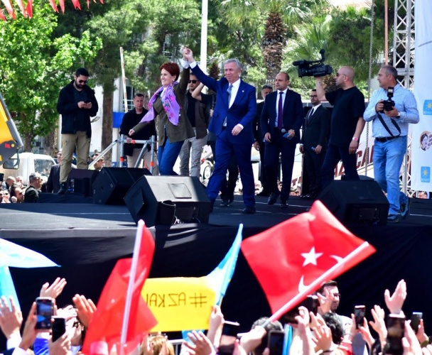 İYİ Parti Genel Başkanı Meral Akşener, beraberinde Ankara Büyükşehir Belediye Başkanı Mansur Yavaş ile birlikte Cumhuriyet Meydanı’nda vatandaşlara seslendi.  
  Sözlerine, kendilerini eleştirenlerin taklitlerini yaparak başlayan Akşener,