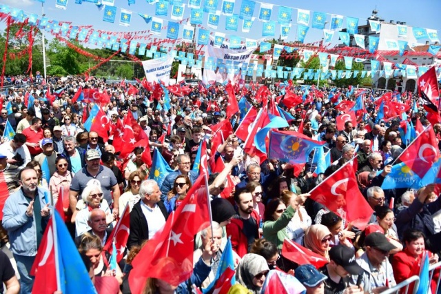 “Sizin helal oylarınızla ben Başbakan olacağım. Millet, velinimettir. Seçmen velinimettir. Millet patrondur, patron. Siz isterseniz bir oy Kemal’e, bir oy Meral’e verilirse 13. Cumhurbaşkanı Kemal Kılıçdaroğlu, ben de başbakan olacağım demektir. Bu tezahürat birilerinin sinirlerini altüst etti. Biri çıktı dedi ki ‘Biz kazanırsak FETÖ kazanacakmış’ Ben 8 sene meclis yönettim. Bu ‘FETÖ kazanır’ diyen abi gelir ve FETÖ’yü övmeye başlar. En son ‘Fettullah Gülen hoca efendi’ derler. ‘Hoca efendi hazretlerine’ uzun uzun saygılarını gönderir. Bazen MHP milletvekilleri, bazen CHP vekillere ses çıkarırdı. O kibar sesli arkadaş onlara cevap verir, aslan kesilirdi. Ne ara o cıvık cıvıklıkta sen FETÖ düşmanı oldun muhterem. Ben bunları tekrar ediyorum. Cem Yılmaz hava gazı kalır. Kendisini çok seviyorum. Kendisine müthiş hayranım ama o bile bulamıyor bunları. Aynı arkadaş diyor ki burası kazanırsa şampanya patlatacakmışız ama velakin o abiler kazanırsa temiz tertemiz alınları seccadeye değecekmiş.