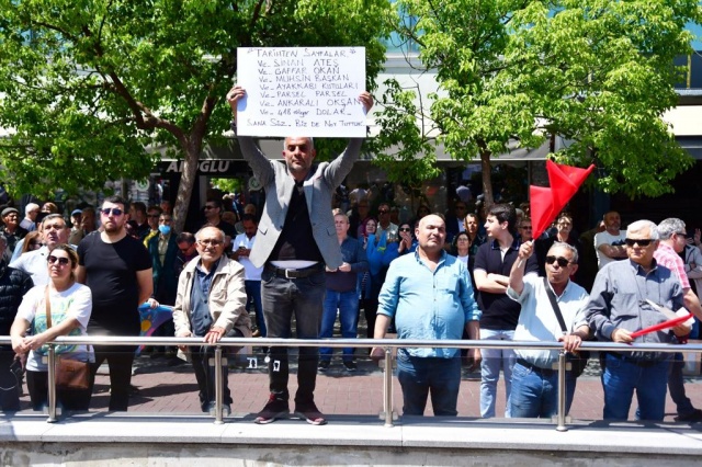 Milletimize karşılık. 30 yıldır aktif politika yapıyorum. Siyasi bir ailenin kızıyım. 50 yıllık bir hafızam var. İnanın böyle rezilliklerle dolu seçime ilk defa gidiyoruz. Recep Bey devreye girdi. Bakın ne bereketli kadınım. Beni Gabar’a, Kılıçdaroğlu’nun Cudi’ye gömecekti. Gabar’da mezar kazılırken petrol bulundu. Cudi’de ne bulunacak dersiniz, küçük ortak ondan geri kalır mı o da hepimizi gömdü ve sonra dedi ki ipin ucu kaçtı. Bunların vücutlarına birer mermi. Muhteremler kafa gitti kafa. İşte böyle saçma sapan konuşmalarla bu ülkede Sinan Ateş katledildi. Gencecik bir akademisyen, Banu Çiçek’in Bengisu’nun babası katledildi. Öyle enteresan ki azmettirenler, katledenler belli. Teröristin ayakkabı numarasını bilenler yan gelip yattılar. Sayın Erdoğan her şeyi bilir o da yan gelip yattı. Ve Sinan Ateş’in katli ortalık yerde kaldı. Burada Allah huzurunda sizlerin karşısında söz veriyorum. Andolsun yemin olsun ki hem azmettiricileri hem de katilleri bulunacak hesap sorulacak” dedi.
