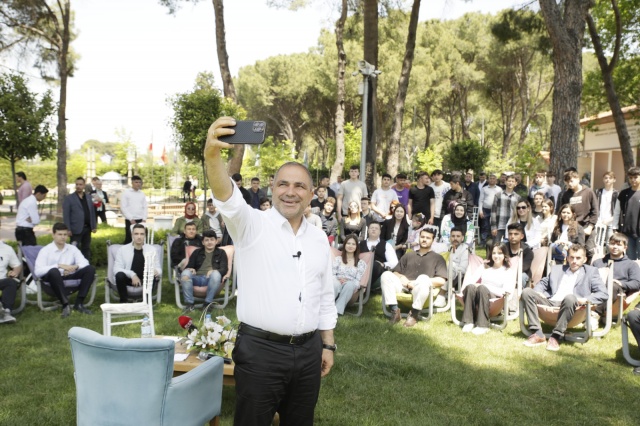 "AYRIM YAPMADAN HERKESE HİZMET EDECEĞİM"
Kendisinin Manisa'da çok iyi tanındığını ve vatan hainleri dışında herkesle iyi ilişkileri olduğunu hatırlatan Uçak, "Milletvekili olarak seçildikten sonra parti ayrımı yapmadan herkese hizmet etmeye çalışacağız. Herkesin milletvekili olacağız. Herkes bize ulaşabilecek ve derdini anlatabilecek. Biz de herkesin derdiyle dertnelecek, sorunlarının çözümü için elimizden gelen her şeyi yapacağız. Manisa'mızın sorunlarını zaten biliyoruz, seçim sürecinde bu bilgilerimizi daha da pekiştirdik, notlarımızı aldık. İnşallah Meclise gittiğimizde bunları çözmek için gece gündüz çalışacağız" diye konuştu.

"AİLEMDEN BÜYÜK DESTEK ALIYORUM"
Bu süreçte ailesine ve çocuklarına vakit ayırıp ayıramadığı yönündeki bir soruyu cevaplarken duygulandığı gözlenen Uçak, "Üç kızım, bir oğlum var. Uzun süredir ilk kez dün gece biraz erken gittim eve, gece 2'ye geliyordu. 9 yaşındaki kızım Zümra uyumamış, beni görünce çığlık atıp boynuma sarıldı. 'Seni çok özledim' dedi, gözlerinden iki damla yaş aktı. Ben de üzüldüm, 'Size zaman ayıramıyorum, hakkınızı helal edin' dedim. Eşim ve çocuklar, 'Sen yeter ki insanlar için çalış, onların sorunlarını çöz; bizim hakkımız helaldir' dediler. Ben de çok mutlu oldum, bana verdikleri destek için teşekkür ettim" ifadelerini kullandı. Çocuklarına her zaman kendilerinin değil, ülkenin ve milletin menfaatleri için çalışmaları tavsiyesinde bulunduğunu anlatan Uçak, bu doğrultuda siyaset yapmaları gerekiyorsa, onların da siyaset yapmasına sıcak bakacağını söyledi.