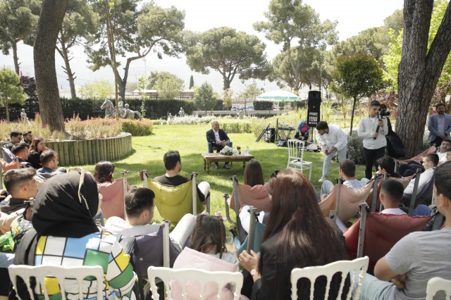 Toplumun her kesimiyle kucaklaşan ve gittiği her yerde büyük bir coşkuyla karşılanan MHP Manisa 2. sıra Milletvekili Adayı Ali Uçak, Türkiye'nin geleceği olan  gençlerle buluştu, onların sorularını cevapladı. Manisa Şehzadeler Parkı'nda açık havada gençlerle önce kahvaltı yapan, ardından da sohbet eden Uçak, gelen sorulara samimi bir şekilde cevap verdi. Başarılı bir iş insanı olarak ülkeye hizmet ederken neden siyasete atıldığı  yönündeki bir soruyu cevaplarken, sorunların çözüm merkezinin TBMM olduğuna işaret eden Uçak, "Özellikle tarımda yaşanan sorunları çok iyi biliyoruz. Ayrıca iş dünyasındayız ve bir çok alanda yaşanan sorunlara da vakıfız. Bu sorunların çözümüne katkı sunmak için bu yola girdik" dedi.
