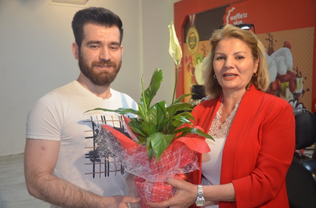 Turgutlu'nun sosyal konulardaki duyarlılığıyla bilinen ve sevilen esnafı Waffle'cı Fatih geleneğini bozmadı! Engellileri yine mekanında ağırladı.
10-16 Mayıs Engelliler haftasında Waffle'cı Fatih yine engelli yurttaşları mekanında ağırlayarak  Waffle ikramında bulundu. Engelliler haftasının ilk gününde Turgutlu ilçesinde yaşamını sürdüren engelli vatandaşları mekanında ağırlayarak onların gününü kutlayan Waffle'cı Fatih  bu geleneği her yıl sürdürmek istediğini belirtti.