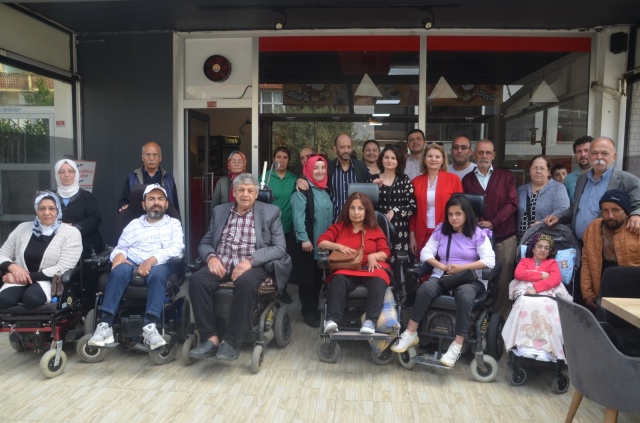 Turgutlu Bedensel Engelliler Derneği Başkanı Aysel Yiğit ve yönetim kurulu üyeleri Turgutlulu esnafın bu duyarlılığına çok teşekkür ederek, çiçek verdiler.