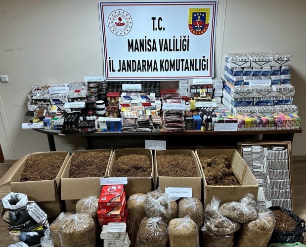 5607 Sayılı Kaçakçılık ile Mücadele Kanununa Muhalefet

Manisa İli Yunusemre İlçesinde 01 Haziran 2023 günü saat 16:00 sıralarında Yunusemre İlçe J.K.lığı ve İl Jandarma Komutanlığı KOM Şube Müdürlüğü ekiplerince müşterek yapılan operasyanda; piyasa değeri yaklaşık 810.000 TL olan,

-(81.259) adet İçi Tütün Doldurulmuş Makaron,
-(175.980) gram Açık Tütün,
-(4.199) adet Boş Makaron,
-(836) paket Bandrolsüz Sigara,
-(7.600) adet Sigara Sarma Kağıdı,
-(16.700) gram Nargile Tütünü,
-(380) adet Nargile Kömürü,
-(16.747) gram Nargile Aroması,
-(40) adet Puro,
-(14) kg Kaçak Çay,
-(98) adet Elektronik Sigara,
-(154) adet Elektronik Sigara Likiti,
-(20) adet Sigara Sarma Makinesi ele geçirilmiş olup, olayla ilgili adlî işlemlere başlanmıştır.