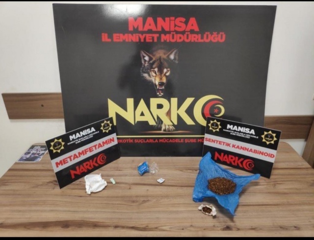 İl Emniyet Müdürlüğümüz Narkotik Suçlarla Mücadele Şube Müdürlüğü ve İstihbarat Şube Müdürlüğü görevlilerince uyuşturucu veya uyarıcı madde ticareti yapan, nakleden ve kullanan şahıslara yönelik yapılan çalışmalar kapsamında Şehzadeler ilçesinde durdurulan şahısların üzerinde yapılan aramada;
- 63 gram tütüne emdirilmiş Sentetik Kannabinoid (Bonzai) maddesi,
- 32 gram Metamfetamin maddesi ele geçirilmiştir.
Konuyla ilgili Ş. Ç. (38) ve A. S. (37) isimli şahıslar uyuşturucu veya uyarıcı madde imal ve ticareti yapmak suçundan gözaltına alınmış, sevk edildikleri adli makamlarca 2 şüpheli şahıs tutuklanmıştır.

Manisa halkının huzur ve güvenliği için Manisa Emniyet Müdürlüğü  suç ve suçlularla mücadele aralıksız devam ediyor.
