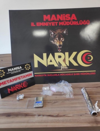 Manisa İl Emniyet Müdürlüğü Narkotik Suçlarla Mücadele Şube Müdürlüğü görevlilerince uyuşturucu veya uyarıcı madde ticareti yapan, nakleden ve kullanan şahıslara yönelik yapılan çalışmalar kapsamında 08.06.2023 günü Şehzadeler ilçesinde bir ikamette yapılan aramada;
- 3,41 gram Metamfetamin maddesi
- 1 adet Hassas Terazi
- Uyuşturucu madde paketlemede kullanılan alüminyum folyo ve kilitli poşetler ele geçirilmiştir.
Konuyla ilgili H. A. (25) isimli şahıs uyuşturucu veya uyarıcı madde imal ve ticareti yapmak suçundan gözaltına alınmış, sevk edildiği adli makamlarca tutuklanmıştır.

Manisa halkının huzur ve güvenliği için Manisa Emniyet Müdürlüğü olarak suç ve suçlularla mücadelemiz aralıksız devam edecektir.