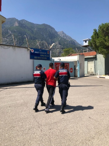 ’Kasten Yaralama’’ * suçundan hakkında kesinleşmiş 12 Yıl 62 Ay 30 gün hapis cezası bulunan İ.K.

‘’Kasten Öldürme’’ suçundan hakkında kesinleşmiş 7 yıl 2 Ay 20 gün hapis cezası bulunan  R.A.


isimli şahıslar yakalanmış olup, çıkarıldığı adli makamlarca tutuklanarak Kapalı Ceza İnfaz Kurumuna teslim edilmiştir.