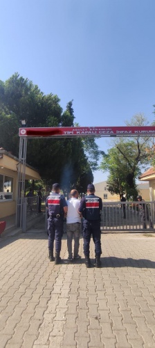 Manisa ili Alaşehir ve Turgutlu ilçelerinde  20 Temmuz 2023 günü saat 16.00 sıralarında İl Jandarma Komutanlığı JASAT (Jandarma Dedektifleri) ve Alaşehir ve Turgutlu İlçe Jandarma Komutanlığı ekiplerince nitelikli suçlardan aranan şahısların yakalanmasına yönelik yapılan çalışmalar neticesinde;