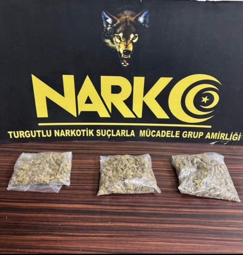 Manisa İl Emniyet Müdürlüğü Narkotik Suçlarla Mücadele Şube Müdürlüğü Turgutlu Büro Amirliği görevlilerince uyuşturucu veya uyarıcı madde ticareti yapan, nakleden ve kullanan şahıslara yönelik yapılan çalışmalar kapsamında Turgutlu ilçesinde durdurulan bir araçta yapılan aramada;

▪️252,56 gram Skunk maddesi ele geçirilmiştir.

Konuyla ilgili F. K. (26), G. A. (31), S. G. (25), M. S. (25) ve S. G. (24) isimli 5 şüpheli şahıs gözaltına alınmış, sevk edildikleri adli makamlarca 5 şüpheli şahıs tutuklanmıştır.

Manisa halkının huzur ve güvenliği için Manisa Emniyet Müdürlüğü olarak suç ve suçlularla mücadelemiz aralıksız devam edecektir.