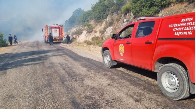 Manisa’nın Saruhanlı ilçesine bağlı Hatıplar ile Sarısığırlı mahallelerinin bulunduğu mevkideki ormanlık alanda saat 13.30 sıralarında çıkan yangın, rüzgarın da etkisiyle kısa sürede geniş alana yayıldı. İhbar üzerine hızla olay yerine giden ve Manisa İl Afet ve Acil Durum Müdürlüğü (AFAD), Güvenlik ve Acil Durumlar Koordinasyon Merkezi Başkanlığı (GAMER), sağlık ekipleri ve Orman Genel Müdürlüğü ekipleriyle birlikte yangına müdahale eden Manisa Büyükşehir Belediyesi İtfaiye Dairesi Başkanlığı ekipleri, tahliye ve söndürme çalışmaları için seferber oldu.