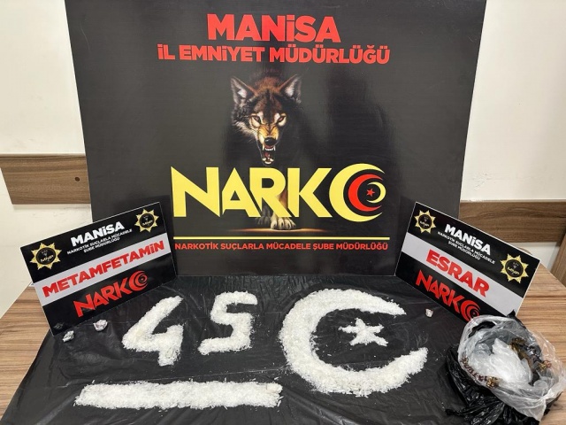 Manisa İl Emniyet Müdürlüğü Manisa Narkotik Suçlarla Mücadele Şube Müdürlüğü görevlilerimizce
uyuşturucu veya uyarıcı madde ticareti yapan, nakleden ve kullanan şahıslara yönelik yapılan Planlı Operasyon kapsamında Saruhanlı ilçesinde durdurulan bir araç içerisinde yapılan aramada;