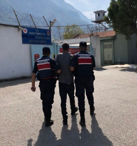 KONU: Yakalamalı Şahıs

Manisa İli Turgutlu İlçesinde  26 Eylül 2023 günü JASAT (Jandarma Dedektifleri) ve Turgutlu İlçe Jandarma Komutanlığı ekiplerince nitelikli suçlardan aranan şahısların yakalanmasına yönelik yapılan istihbari çalışmalar neticesinde;

4 ayrı “Silahla Tehdit” suçundan hakkında 24 Yıl 14 Ay 45 Gün kesinleşmiş hapis cezası bulunan A.D. isimli şahıs yakalanmış olup, çıkarıldığı adli makamlarca tutuklanarak Kapalı Ceza İnfaz Kurumuna teslim edilmiştir.