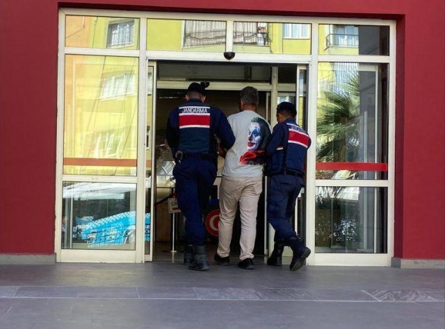 Manisa İl Jandarma Komutanlığı TEM ve İstihbarat Şube Müdürlüğü tarafından yapılan çalışmalar neticesinde, PKK/KCK ve EL-KAİDE terör örgütlerinin propagandasını yaptığı tespit edilen (4) şahıstan (1)‘i çıkarıldığı mahkeme tarafından tutuklanarak Manisa E-Tipi Cezaevine teslim edilmiştir.
