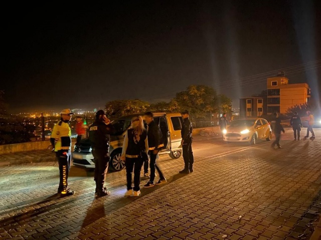 - 1539 şahıs sorgulanmış,
- 1’ i 27 ayrı suçtan, 1’i 8 yıl 11 ay hapis cezası bulunan toplam 9 aranan şahıs
yakalanmış,
- 905 araç denetlenmiş,
- 43 araç sürücüsüne 85.421 TL para cezası uygulanmış,
- 4 araç trafikten men edilmiş,
- 24 umuma açık istirahat ve eğlence yeri kontrol edilmiş,
- 1 iş yerinde kumar oynadığı tespit edilerek 5 şahsa Kabahatler Kanunun 34.
maddesine göre 20.165 TL idari para cezası uygulanmış,
- 1) iş yerinde kapalı alanda tütün mamülleri tüketildiği tespit edilerek tutanak
tanzim edilmiş,
- 35 paket gümrük kaçağı sigara,
- 25 adet nargile tütünü,
- 1 adet ruhsatsız tabanca ve 1 adet fişek,
- 1 adet ruhsatsız tüfek ve 5 adet kartuş,
- 1 adet kılıç,
- 1 adet bıçak,
- 1 adet muşta ele geçirilmiş,
- 2 şahıs hırsızlık suçundan suçüstü yakalanmış,
- 11 şahsa adli işlem yapılmıştır.

Manisa halkının huzur ve güvenliği için Manisa Emniyet Müdürlüğü olarak suç
ve suçlularla mücadelemiz aralıksız devam edecektir.