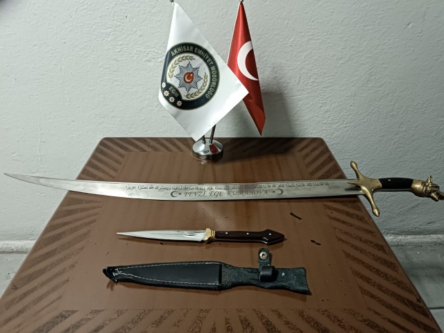 Manisa İl Emniyet Müdürlüğümüz Asayiş, Kaçakçılık, Terörle Mücadele,
Narkotik Suçlarla Mücadele Şube Müdürlükleri ve Akhisar İlçe Emniyet Müdürlüğü
görevlilerince 20.10.2023 günü 20:00-00:00 saatleri arasında Akhisar ilçemiz
genelinde 54 ekip 175 personelin katılımıyla yapılan khisar Güven Huzur
Uygulamasında
