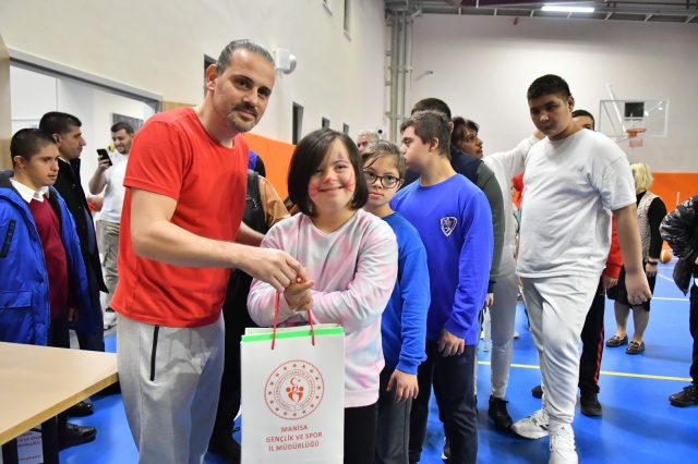 Bedensel Engelliler Spor İl Temsilcisi Ahmet Ünsal ve Özel Sporcular İl Temsilcisi Dilek İnal, “Engelli sporcularımıza yönelik yapılan etkinlikten dolayı ilgili il müdürümüz Yunus Öztürk ve Yunusemre ilçe müdürümüz Levent Tokay ile ekibine teşekkür ediyoruz.Ailelerimize de çocuklarını bu etkinliğe katılım sağladıkları içinde minnettarlığımızı sunuyoruz.Çocuklarımız yılda bir kez de olsa bu etkinlikte gönüllerince eğlendi.Onların yüzlerini görüyor olmak bizleri de mutlu etti” ifadelerini kullandılar.. 
   Engelli sporcular ve aileleri etkinliğin sonunda evlerine özel servislerle bırakıldı….