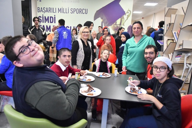 Ahmet ÜNSAL/Manisa

Manisa’da çeşitli branşlarda spor yapan Bedensel Engelli ve Özel sporcular anne- babalarıyla birlikte katıldıkları etkinlikle gönüllerince eğlendiler.