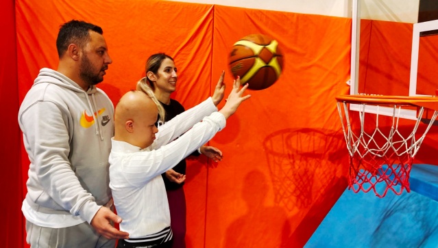 Üç saat boyunca antrenörler,gençlik liderleri eşliğinde basketbol,masa tenisi,çeşitli aktivasyonların oluşturduğu parkurlarda eğlenen engelliler,müzikler eşliğinde göbek attılar.
  Gençlik Merkezin sorumlusu Ulaş Uçar’da çocuklar için hazırlanan Türk Bayrağını simgeleyen balonlarıyla salonda farklı bir ahenk yarattı.