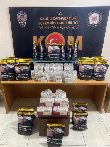 ????İlimiz genelinde toplamda 61 işyeri  denetlenmiş,  15 işyerine Adli işlem 1 işyerine idari işlem yapılmış, 
✅ 222.180 Adet boş makaron
✅ 170.383 Adet dolu makaron,
✅ 331 Kg. Bandrolsüz tütün,
✅ 554 Paket nargile tütünü,
✅ 9 Adet elektronik sigara
✅ 45.000 Adet sigara sarma kağıdı,
✅ ,1 Adet elektronik sigara sarma makinesi, ele geçirilmiş olup; 13  şüpheli şahsa 5607 SKM kapsamında adli işlem yapılmıştır. 
Manisa halkının huzur ve güvenliği için Manisa Emniyet Müdürlüğü olarak suç ve suçlularla mücadelemiz aralıksız devam edecektir.
