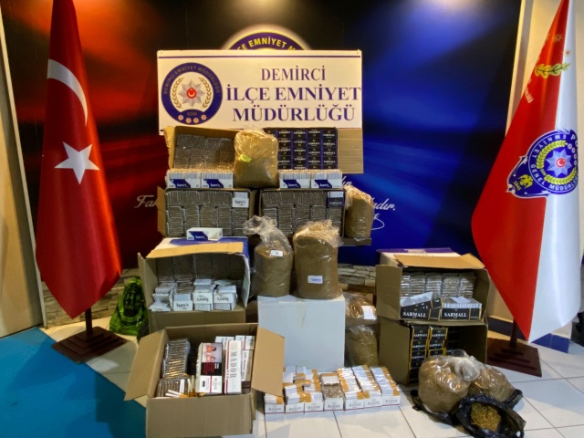 ????Demirci, Kula, Gördes ve  Kırkağaç ilçelerimiz toplamda  4 işyeri işletmecisine yapılan adli işlem ve Ahmetli ilçemizde 1 işyeri sahibine yapılan idari işlemde toplamda;
✅ 46.780 Adet boş makaron,
✅ 88.483 Adet dolu makaron,
✅ 180 Kg. Bandrolsüz tütün,
✅ 289 Paket nargile tütünü, 
✅ 9 Adet elektronik sigara ele geçirilmiş,