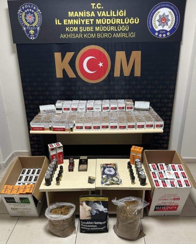 ???? Kaçakçılık ve Organize Suçlarla Mücadele Şube Müdürlüğümüzce;  11 adreste yapılan Adli Aramalarda:
✅ 175.400 Adet boş makaron
✅ 81.900 Adet dolu makaron
✅ 131 Kg. Bandrolsüz tütün,
✅ 265 Paket nargile tütünü,
✅ 9 Adet elektronik sigara likiti,
✅ 45.000 Adet sigara sarma kağıdı
✅ 1 adet elektronik sigara sarma makinesi  ele geçirilmiş,