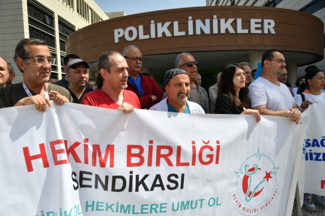 Sağlık Emek ve Meslek örgütlerinin Manisa’daki örgütleri AHEF,AHESEN,BDS,Dev-Sağlık İş
Genel Sağlık İş,Hekim Birliği Sendikası,
SES,SAHADER,TTB,TDB ve TümRadDer Merkez Efendi Devlet Hastanesi Poliklinikler önünde bir araya gelerek iktidara “Vergide Adalet İstiyoruz” eyleminde bulundu.