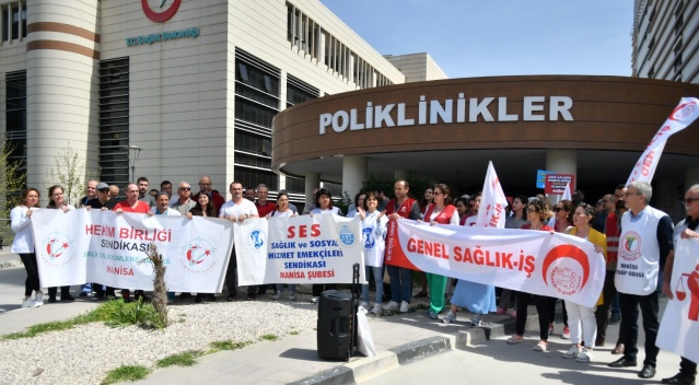 Türk Tabipler Birliği Manisa İl Başkanı  Hasan Semih  Bilgin ile sendikaların temsilcilerinde yer aldığı eylemde 
   Ses Manisa il Temsilcisi Figen Pehlivan,
“Türkiye’de vergi yükü giderek daha fazla işçilerin, emekçilerin, emeklilerin dar gelirlilerin omuzlarına yıkılmaktadır. Vergide adaletin kantarı her gün biraz daha bozulmaktadır.” 
  Hekim Birliği Sendikası Sosyal İşler başkan yardımcısı ve Turgutlu Devlet Hastanesi Acil Tıp Uzmanı Almıla Ceylan : 
  “Adaletsiz vergi sistemi nedeniyle kaşıkla verilen kepçeyle geri alınıyor.
Enflasyonun altında ezilen ücret artışları dahi cebimize yansımadan vergilerle geri alınıyor.”ifadelerine yer verdiler.