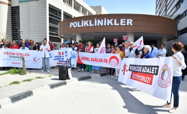 Manisa’nın çeşitli hastanelerinden eyleme katılan hekimlerin katkı sağladığı eylemde Hekim Birliği Sendikası Sosyal İşler başkan yardımcısı ve Turgutlu Devlet Hastanesi Acil Tıp Uzmanı Almıla Ceylan ve Ses Manisa il Temsilcisi Figen Pehlivan ortaklaşa bildiri okudular.
