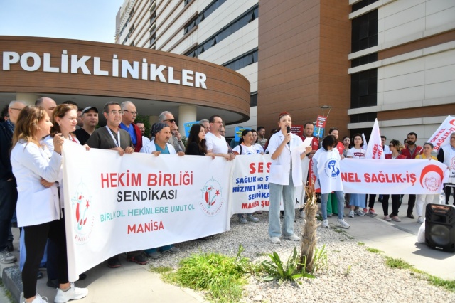 Pehlivan ve Ceylan okudukları basın açıklamasında;
   “Değerli Basın Emekçileri, Sağlık Emek ve Meslek örgütlerinin yöneticileri ve üyeleri, şifa bulmaya gelen hastalar ve hasta yakınları bugün burada bir kez daha hepimizi ilgilendiren bir konuda yan yana gelmiş bulunmaktayız. Aslında daha önce emek ve meslek örgütlerinin sık sık dile getirdiği ve 21 Şubat'tan itibaren de kesintisiz olarak her çarşamba günü ASM'lerde dile getirilen konudan bahsediyoruz.
Biz hekimler, diş hekimleri, hemşireler, işçiler, emekçiler, emekliler,... yani ücretli geçinenler olarak yüksek enflasyon ve durmak bilmeyen zamlarla her gün yoksullaşıyoruz.
Ülkemizde gelir dağılımı hızla bozuluyor. Düşük ücretlerle, azalan alım gücümüzle, sendikalaşmanın ve hak aramanın önündeki engellerle, meslek örgütlerinin işlevsiz hale getirilmeye çalışıldığı bir düzende emek sömürüsü her gün biraz daha katmerleniyor.
Tüm bunlar yetmezmiş gibi adaletsiz vergi sistemi nedeniyle kaşıkla verilen kepçeyle geri alınıyor.
Enflasyonun altında ezilen ücret artışları dahi cebimize yansımadan vergilerle geri alınıyor.
Türkiye’de vergi yükü giderek daha fazla işçilerin, emekçilerin, emeklilerin dar gelirlilerin omuzlarına yıkılmaktadır. Vergide adaletin kantarı her gün biraz daha bozulmaktadır.
2024 gelir vergisi tarife dilimleri 30 Aralık 2023 tarihinde Resmi Gazete’de “Gelir Vergisi Genel Tebliği” başlığında yayımlandı. Yayımlanan tebliğe göre ilk gelir vergisi dilimi 110 bin TL olarak belirlendi.
Vergi tarife dilimleri yıllardır bilinçli olarak yeniden değerleme oranı ve asgari ücret artışından az artırılmaktadır. Böylece ücretlilerin erkenden bir üst vergi dilimine girmesine ve daha yüksek oranda vergi vermelerine neden olmaktadır. Bu kadar yüksek enflasyon ortamında, yıl içinde bir üst vergi dilimine girdiği için eline geçen ücreti düşen ücretlilerin geçim mücadelesi daha da zorlaşmaktadır.
2000 yılında 2 bin 500 TL olan ilk vergi tarife dilimi, yeniden değerleme oranına göre artırılsaydı 2024’te ilk vergi tarife dilimi 288 bin 571 TL olarak uygulanmalıydı. Oysa 2024 için ilk vergi dilimi 110.000 TL olarak saptandı. Yeniden değerleme oranına göre olması gereken ilk vergi tarife dilimi ile mevcut ilk vergi tarife dilimi arasında 178 bin 571 TL’lik bir fark oluştu.
En düşük vergi tarife dilimi artışının bilinçli biçimde düşük artırılması sonucunda tüm ücretliler erkenden daha yüksek vergi tarife dilimine girmeye başladık. 
Cumhurbaşkanı ilgili mevzuat gereğince ortaya çıkan bu tutarı yüzde 50’sine kadar artırmaya, yüzde 50’sine kadar da indirmeye yetkilidir. Ancak Cumhurbaşkanı bu yetkiyi 2024 yılında da kullanmamış, işçilerin erkenden üst vergi dilime girmesini engellememiştir.
Öte yandan ücretlilerin gelir vergisi oranı da oldukça yüksektir. Bu oran yüzde 10 olarak saptanmalıdır. Bu yönde vergi mevzuatı değişikliği yapılmalıdır. Ayrıca, asgari ücret istisnası vergiden indirim değil, matrahtan indirim yoluyla uygulanmalıdır.
Zenginin de fakirin de işçinin de patronun da aynı oranda ödediği ve bu yüzden adaletsiz olan KDV gibi dolaylı vergiler devletin tüm vergi gelirlerinin dörtte üçüne ulaşmış durumda. Herkes bilmektedir ki KDV gibi dolaylı vergiler bir ülkede ne kadar fazlaysa, o ülkede vergi sistemi o kadar adaletsizdir. Bizler ücretimizi almadan peşin gelir vergisi öderken, üstelik bu gelir vergisinin oranları çok yüksek iken zenginlere, patronlara sürekli olarak vergi afları geliyor.
   Oysa yüksek enflasyon dönemlerinde ülkeyi yönetenlerin görevi işçilerin, emekçilerin, emeklilerin alım gücünü korumaktır; gelirde ve vergide adaleti sağlamaktır.
Türkiye Cumhuriyeti Anayasası’nın VI. Vergi ödevi başlıklı 73. maddesinde “Herkes, kamu giderlerini karşılamak üzere, mali gücüne göre, vergi ödemekle yükümlüdür. Vergi yükünün adaletli ve dengeli dağılımı, maliye politikasının sosyal amacıdır” hükmü yer almaktadır. 
Vergi yükünün adaletli ve dengeli dağılımı için:
Gelir vergisi dilimleri üst sınırı, ücretlilerde yüzde 15’e düşürülmelidir.
Vergi tarife dilimleri en az yeniden değerleme oranı veya asgari ücret artış oranı kadar artmalıdır.
Asgari ücret vergi istisnası vergiden indirim yoluyla değil matrahtan indirim yöntemiyle uygulanmalıdır. Böylece bu istisnadan çalışanlar yararlanmalıdır.
İşverenlere sağlanan 5 puan SGK prim desteği herkese sağlanmalıdır.
Çağdışı damga vergisi tümüyle kaldırılmalıdır.
Her zaman her yerde  söylediğimiz bir cümleyi yeniden burada etmek istiyoruz. Vergide adalet olmadan gelirde adalet olmaz...
Ücretlerden ve tükettiklerimizden değil, kardan, ranttan daha fazla vergi alınan, az kazananın az, çok kazanın çok vergi ödediği bir vergi düzeni için,
Gelirde, vergide ve memlekette adalet için bugün bu metinde imzası olan sağlık emek ve meslek örgütleri ile birlikte vergide adalet mücadelemiz sürecektir.
ASM emekçilerinin kesintisiz bir şekilde vergide adalet için yaktığı çoban ateşlerini bugün biraz daha büyütüyoruz. Gelirde, vergide ve memlekette adalet için bugün bu metinde imzası olan sağlık emek ve meslek örgütleri ile birlikte vergide adalet mücadelemiz sürecektir.  Tüm emeği ile geçinenleri ve ücretlileri bu mücadeleyi birlikte büyütmeye çağırıyoruz.
Vergide adaleti, gelirde adaleti, ülkede adaleti kazanacağız!Direne direne kazanacağız!” ifadelerine yer verdiler.Eylem hekimlerin alkışları ile son buldu….
AHMET ÜNSAL
