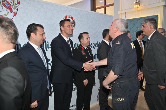 Manisa Protokolü Bayramlaştı

Manisa protokolü, Ramazan Bayramı’nın ilk gününde Manisa Öğretmenevi’nde bayramlaştı. Manisa Valisi Enver Ünlü’nün ev sahipliğinde gerçekleşen bayramlaşma törenine Cumhuriyet Halk Partisi Genel Başkanı Özgür Özel, Manisa Büyükşehir Belediye Başkanı Ferdi Zeyrek, CHP Manisa Milletvekilleri Ahmet Vehbi Bakırlıoğlu ve Bekir Başevirgen ile protokol üyeleri katıldı.

Ramazan Bayramı’nın ilk gününde Manisa protokolü Manisa Öğretmenevi’nde düzenlenen resmi bayramlaşma töreninde bir araya geldi. Bayramlaşma törenine Cumhuriyet Halk Partisi Genel Başkanı Özgür Özel, Manisa Valisi Enver Ünlü, Manisa Büyükşehir Belediye Başkanı Ferdi Zeyrek, CHP Manisa Milletvekilleri Ahmet Vehbi Bakırlıoğlu ve Bekir Başevirgen, İl Jandarma Komutanı Tuğgeneral Selçuk Yıldırım, Garnizon Komutanı P.Alb. Zeynel Abidin Alptekin, Manisa Celal Bayar Üniversitesi Rektörü Prof. Dr. Rana Kibar, Manisa İl Emniyet Müdürü Fahri Aktaş, CHP İl Başkanı İlksen Özalper, İlçe Belediye Başkanları, ilçe kaymakamları, siyasi partilerin temsilcileri, sivil toplum kuruluşlarının temsilcileri ve Manisalılar katıldı. Manisa Valisi Enver Ünlü, Cumhuriyet Halk Partisi Genel Başkanı Özgür Özel ve Manisa Büyükşehir Belediye Başkanı Ferdi Zeyrek ile protokol üyeleri, törene katılanları kapıda karşılayarak tek tek tokalaştı, bayramlarını kutladı. Tokalaşmanın ardından Manisa Valisi Ünlü’nün önderliğindeki protokol üyeleri tek tek masaları gezerek konuklarla ilgilendi sohbet etti, bayramlarını kutladı. 
“Şeffaf ve adil bir belediyeciliği Manisa’ya yaşatacağız”
Manisa Büyükşehir Belediye Başkanı Ferdi Zeyrek, törende yaptığı konuşmasında, Ramazan Bayramı’nın sağlık mutluluk ve neşe getirmesini dileyerek, “Bugün Polis Haftası. Vatanımıza milletimize hizmet eden polislerimize, başta emniyet müdürümüz olmak üzere tüm mesai arkadaşlarının polis gününü kutluyorum. Allah vatanımıza milletimize her zaman birlik ve dirliğimizi versin. Göreve geldikten sonra yaklaşık 10 gün oldu. 10 günden itibaren ve bundan sonrası 5 yıllık süre dahil olmak üzere daha şeffaf daha adil bir belediyeciliği Manisa’ya yaşatmak adına yola çıktık. Umarım 5 yıl boyunca sizlerle birlikte bu düsturla birlikte sizlerle hareket edeceğiz. Manisa’mıza hak ettiği değeri kavuşturacak olan bir başkan ve yönetimi sizlere sergileyeceğiz. Tekrardan bayramınız mübarek olsun, hayırlı günleriniz olsun” dedi. 
“Tüm partilere çağrıda bulundu” 
Cumhuriyet Halk Partisi Genel Başkanı Özgür Özel ise konuşmasında, “Manisa’da doğmuş, dedeleri ve babaları Manisa Defterdarlığına hizmet etmiş, annesi babası Manisa’yı okutmuş emekli öğretmen bir ailenin çocuğu olarak partim bir başka bir görev vermediyse ben bayramda Manisa’da olurum. Gün oldu bu bayramlaşmalara 2 kişi geldik, gün oldu 4 kişi geldik. Gün oldu hiçbir belediye kazanamadık. Gün oldu 4 belediyemiz oldu. Bugün buraya Manisalıların teveccühü ile 15 belediye başkanımla, 63 belediye meclis üyesi arkadaşımla ve Cumhuriyet Halk Partisi örgütü ile bu bayramlaşmaya katılmanın heyecanı ve kıvancı içindeyim. Buradan Adalet ve Kalkınma Partisi ile Milliyetçi Hareket Partisi teşkilatlarına sesleniyorum. Kendinizi kaybetmiş ve yalnız hissetmeyin. Cumhuriyet Halk Partisi’nin Belediye Başkanları kamu görevi yapmanın bilincinde, hangi siyasi görüşten olursa olsun tüm vatandaşlarımıza eşit hizmet vermekte hem kanunen memurdurlar hem de vicdanen onlardan beklentimiz odur ki buna mecburdurlar. Bundan sonraki süreçte hangi parti olursa olsun, hangi görüş olursa olsun belediye başkanlarımızın kapısı sonuna kadar açıktır. İl Başkanım Türkiye’deki 4 kadın il başkanından bir tanesidir partimizdeki. Teminatımdır ki partimizin kapısı kurucusunun kimliğinden mütevellit baba ocağıdır, sonuna kadar açıktır. Siyasi görüş ayrımı olmaksızın sesini duyuramayan kim varsa il başkanımız bizim resmi ve insani vekilimizdir. Bugün ben bu bayramlaşmaya Belediye Başkanım yok diye gelemeyen bir il başkanı varsa, kusur onların değil bizimdir. Kurban bayramından önceki hafta AK Parti’nin, MHP’nin, İyi Parti’nin Manisa’daki tüm partilerin il başkanlarını aramak, birlikte olduğumuzu arzumuzu ifade etmek benim şahsımda il başkanımın ve Büyükşehir Belediye Başkanımızın görevidir. Sayın Valimiz Manisa’nın çok şanslı olduğu bir seriyi devam ettiriyor. Biz Manisa olarak geldiğinde ‘Hayırlı olsun’a gittiğimizde tüm temennilerimizi karşılayan devlet adamlarıyla muhatap olduk. Çok ufak tefek istisnalar hariç. Sayın Valimiz de geldiği günden itibaren bir başka siyasi partinin genel başkanı olan Cumhurbaşkanı tarafından atanmış olmanın bizim ve kendisi açısından tüm zorluklarına rağmen bir devlet adamı kimliği ile görevini eşit ayrımsız ve hakkaniyetle yapmıştır, yapmaya devam etmektedir. Ben bugün bundan önce görev yapan valilerimi, kimi Kosova’da polis gücünde görevli kimi Azerbaycan’da görevli emniyet müdürlerime, Manisa Garnizonu’nda görev yapmış kimi emekli kimi kuvvetle görevli komutanlarımı her bayramda olduğu gibi arayacağım. Manisa’da olmak Manisa’yı bir bütün olarak sahiplenmeyi gerektirir. Manisa’nın üst düzeyde bir siyasi kültürü ve her şeyden önce her ayrımcılığı aşan bir hemşerilik ve kardeşlik bilinci vardır. Bunun tüm Türkiye’ye örnek olmasını bir kez daha temenni ediyorum. 17 ilçemizden buraya gelen ilçe başkanlarıma, 14 ilçemizden gelen belediye başkanlarıma, illerine vardıklarındaki bayramlaşmalarda ilçelerine vardıklarındaki bayramlaşmalarda tüm vatandaşlarımıza en derin sevgilerimizi saygılarımızı, muhabbetlerimizi iletmelerini diliyorum. Her hangi bir kurumun, kuruluşun, gazimizin, şehit ailemizin, engelli derneğimizin, tüm kuruluşların neye ihtiyaçları varsa, kanunlar ve imkanlar dahilinde bizim yapabileceğimiz ne varsa hepsi bizlere emanettir. Hepinizi sevgi ve saygıyla selamlıyorum, mutlu bir bayram geçirmenizi temenni ediyorum” dedi. 

Manisa Valisi Enver Ünlü ise törendeki konuşmasında, tüm katılımcıları selamlayarak, herkesin bayramını kutladı, iyi bayramlar temennisinde bulundu.