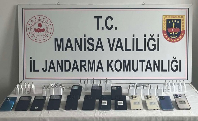 Manisa İli Turgutlu İlçesinde KOM Şube Müdürlüğü ekiplerince 30.04.2024 günü S.C.G. isimli şahsın ev ve iş yerinde yapılan aramada;

-15 Adet Gümrük Kaçağı Cep Telefonu,
-68 Adet Gümrük Kaçağı Şarj Aleti,
- 8 Adet Şarj Kablosu ele geçirilmiştir.

Şüpheli şahıs ifadesinin alınmasına müteakip serbest bırakılmış olup, adli tahkikata başlanmıştır