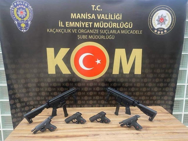 Kaçakçılık ve Organize Suçlarla Mücadele Şube Müdürlüğümüzce, 6136 SKM (Silah Ticareti) suçu ile ilgili yürütülen tahkikat sonucu İstihbarat Şube Müdürlüğümüz ile koordineli gerçekleştirilen operasyonda; A.B. (27) ve Y.B. (22) isimli şüpheli şahıslar yakalanarak gözaltına alınmıştır.

Yapılan aramalarında;
-6 adet ruhsatsız tabanca
-2 adet uzun namlulu otomatik tabanca
-17 adet fişek ele geçirilmiştir.

Manisa halkının huzur ve güvenliği için Manisa Emniyet Müdürlüğü olarak suç ve suçlularla mücadelemiz aralıksız devam edecektir.