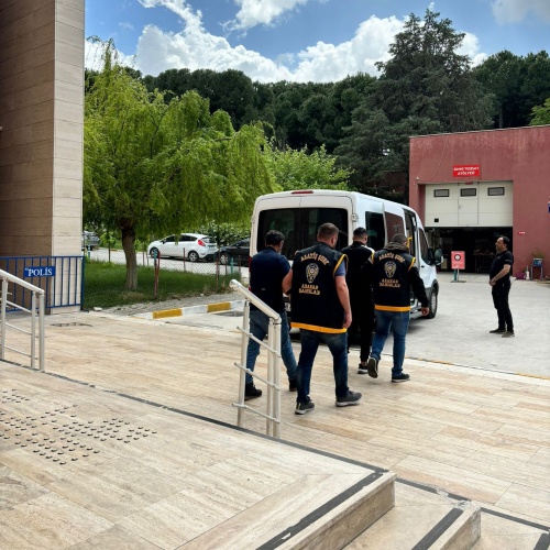İl Emniyet Müdürlüğümüz Asayiş Şube Müdürlüğü koordinesinde ilimiz genelinde aranan şahısların yakalanmasına yönelik olarak 03.05.2024 günü 06.30 - 14.00 saatleri arasında tüm birimlerimizin katılımıyla yapılan uygulama kapsamında; 
Yapılan aramalarda,
- 3 adet ruhsatsız av tüfeği,
- 56 adet av tüfeği fişeği ele geçirilmiş,

Yapılan çalışmalar neticesinde,
- İfadeye yönelik 18 şahıs,
- ⁠0-5 yıl arası hapis cezası ile 19 şahıs,
- ⁠5-10 yıl arası hapis cezası ile 3 şahıs,
- ⁠10-20 yıl arası hapis cezası ile 2 şahıs olmak üzere,
- Toplam 42 aranan şahıs (Hırsızlık 12, Kasten Yaralama 8, Dolandırıcılık 4, Uyuşturucu Madde Kullanma 5, diğer suçlar 13) yakalanmış,
- Sevk edildikleri adli makamlarca 24 şahıs tutuklanarak cezaevine teslim edilmiştir.
Manisa halkının huzur ve güvenliği için Manisa Emniyet Müdürlüğü olarak suç ve suçlularla mücadelemiz aralıksız devam edecektir.