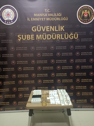 Manisa İl Emniyet Müdürlüğü Güvenlik Şube Müdürlüğü görevlilerimizce 5 Haziran 2024 günü “6769 Sayılı Fikri Sınai Mülkiyet Kanununa” muhalif nitelikte Taklit Ürünler ile mücadeleye yönelik yapmış olduğu çalışmalarda;

-6 işyerinde yapılan aramalarda;
-596 adet Kolye, Bileklik, Küpe ve Yüzük'ten oluşan ürünler ele geçirilmiş,

Konu ile ilgili yakalanan (6) şahıs hakkında 6769 Sınai Mülkiyet Kanununa Muhalefet suçu kapsamında adli işlem başlatılmıştır.

Manisa Emniyet Müdürlüğü olarak taklit ve korsan ürünler ile ilgili mücadelemiz kararlılıkla devam edecektir.