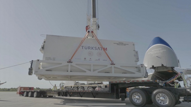 ULAŞTIRMA VE ALTYAPI BAKANI URALOĞLU:

 

“TÜRKSAT 6A’YI, TÜRKİYE SAATİYLE 9 TEMMUZ’DA SAAT 00.20’DE FIRLATACAĞIZ”

 

 

Ulaştırma ve Altyapı Bakanı Abdulkadir Uraloğlu, Türkiye’nin ilk yerli ve milli haberleşme uydusu Türksat 6A’nın’nın Türkiye saati ile 8 Temmuz’u 9 Temmuz’a bağlayan gece Türkiye saatiyle 00:20’de SpaceX firmasının ABD-Florida'da bulunan Cape Canaveral'daki fırlatma merkezinden Falcon 9 roketi ile uzaya gönderileceğini bildirdi. Uraloğlu, “Yerli ve milli olarak üretilen Türksat 6A uydumuz başarıyla uzaya gönderilmesinin ardından uydumuzun istasyonlar aracılığıyla tüm yörünge ve alt sistem kontrolleri gerçekleştirilecek ve ardından 42 derece Doğu boylamındaki yörüngesine doğru uzay yolculuğu başlayacak” dedi.