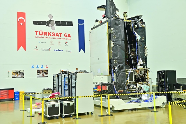-“35 bin 786 Kilometre Uzaklıkta Konumlanacak”

Uraloğlu, mevcut uyduların yedekliliğini sağlayacak Türksat 6A’nın Türkeye’nin uydu kapasitesini de önemli ölçüde artıracağını kaydederek Türksat 6A’nın bir aylık yolculuğunun ardından Dünya’dan 35 bin 786 kilometre uzaklıkta konumlanacağını kaydetti. Türksat 6A’nın 8.4 kilovat güce sahip olduğunu anlatan Uraloğlu, “Türksat 6A uydusu bir yer sabit haberleşme uydusu olarak; TV yayıncılığı başta olmak üzere haberleşme hizmetleri ve geniş bir kapsama alanında ülkemizin uydu haberleşme ihtiyaçlarını karşılayabilecek. Ayrıca mevcut uyduların hizmet vermediği Hindistan, Tayland, Malezya ve Endonezya da kapsama alanına girecek. Türksat, 6 aktif haberleşme uydusu ile dünyanın önde gelen uydu operatörleri arasında yerini sağlamlaştıracak” ifadelerini kullandı.
