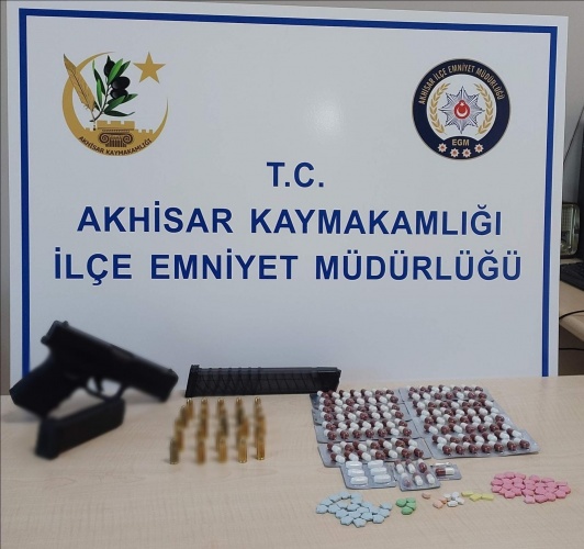 Manisa İl Emniyet Müdürlüğü Akhisar İlçe Emniyet Müdürlüğü görevlilerimizce
11.07.2024 günü saat 05:00 sıralarında Akhisar ilçesi Hacıishak Mahallesinde
durumundan şüphelenilerek durdurulan bir araçta yapılan aramada,
1 adet ruhsatsız tabanca ve tabancaya ait 2 adet şarjör,
25 adet 9x19 mm çapında fişek,
112 adet Galara, 6 adet Neurotin olmak üzere toplam 118 adet Sentetik Ecza,
61 adet Ecstasy hap ele geçirilmiş,
✔️ Araç sürücüsü H. A. (49) isimli şahsın yapılan Gbt Sorgusunda,
Tarsus İlamat ve İnfaz Bürosunca Tasarlayarak Öldürme suçundan 27 Yıl 5
Ay 10 Gün kesinleşmiş hapis cezası ile arandığı tespit edilmiş,
Gözaltına alınan Şüpheli H. A. (49) isimli şahıs emniyetteki işlemlerinin ardından
adli mercilere sevk edilecektir.
Manisa halkının huzur ve güvenliği için Manisa Emniyet Müdürlüğü olarak suç
ve suçlularla mücadelemiz aralıksız devam edecektir.