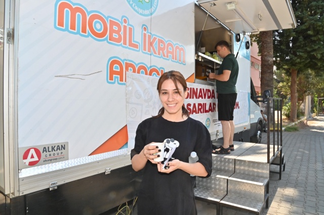 -Memur adayı Kadir Özer: “Hem bekleyenler, hem sınava girecekler için bu hizmet güzel bir motive kaynağı oldu. Bekleyenlerin canı sıkılmıyor. Sınava girenler stresini atmış oluyor. Ferdi Başkan’ımıza çok teşekkür ediyoruz.”
 
-Memur adayı Ahmet Çimen: “Bu hizmetten çok memnun kaldık. Ben daha öncede sınava girdim. İlk defa böyle bir şeyle karşılaşıyorum. Daha öncesinde hiç böyle bir hizmet görmedim. Ferdi Baba yine farkını koydu. Teşekkür ediyorum.”
 
Manisa Büyükşehir Belediyesi ekipleri, geçen ay da LGS ve YKS için ter döken öğrenci ve ailelerinin yanında olarak destek vermişti.