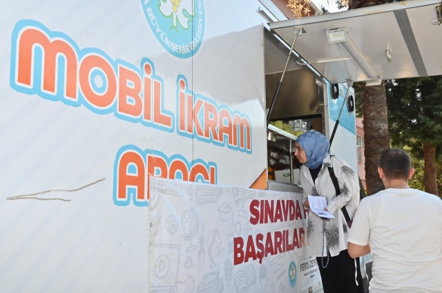 Tüm yurtta olduğu gibi Manisa’da da binlerce memur adayını KPSS heyecanı sardı. Kamu personeli olmak için ter döken memur adayları ve onları heyecanla bekleyen ailelerini Manisa Büyükşehir Belediyesi ekipleri yalnız bırakmadı. Sosyal Hizmetler Dairesi Başkanlığı okullarda 5 bin kişilik su, 3 bin kişilik limonata, çay ve kahve ikramında bulundu.