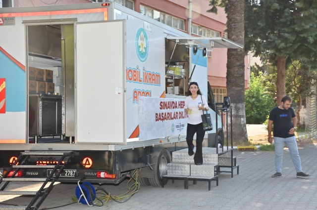 Ulaşım Daire Başkanlığı ekipleri ise caddelerde devriye gezerek, yolcu yoğunluğu olan durakları kooperatiflere bildirirdi, otobüslerin koordinasyonu sağladı. Ekipler, sınava yetişemeyecek durumda olan adayları da araçlarıyla sınav giriş noktalarına taşıdı.
 
İkram dolayısıyla memnuniyetlerini belirten adaylar ve aileleri ise düşüncelerini, şu sözlerle dile getirdi:
 
-Anne Fatma Kasap, “Bu sıcak günlerde memur adaylarına ferahlık olacak. Çok güzel bir hizmet. Büyükşehir belediye başkanımıza çok teşekkür ediyoruz. Biz Ferdi Başkan’ımızı çok destekledik. Oğlum sınava giriyor bugün. Sınava gireceklere başarılar diliyorum.”
 
-Memur adayı Okan Kayalı: “Bence bu uygulama çok güzel olmuş. Öğrenciler için sınav öncesi motivasyon açısından da güzel bir hizmet. Ben memnun kaldım.”