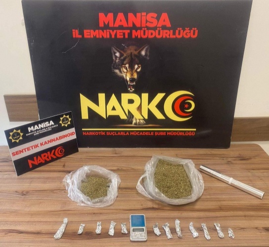 Narkotik Suçlarla Mücadele Şube Müdürlüğümüzce, 15.07.2024 günü Nurlupınar
Mahallesinde, Uyuşturucu veya Uyarıcı Madde İmal ve Ticareti ile mücadele
kapsamında yapılan çalışmalar sonucunda
- K.D (27), T.D. (44), M.A. (29)
İsimli şahısların üzerinde ve ikametlerinde yapılan aramalarda;
- Hassas Terazi ve
- 14 parça halinde toplam 665,12 gram Bonzai Maddesi
Ele geçirilmiş.
Konuyla ilgili 3 şüpheli şahıs GÖZALTINA alınmıştır.
Manisa halkının huzur ve güvenliği için Manisa Emniyet Müdürlüğü olarak
denetimlerimiz aralıksız devam edecektir.